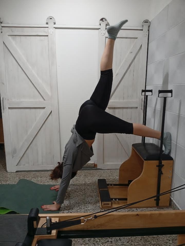 Alumna practicando Pilates en reformer